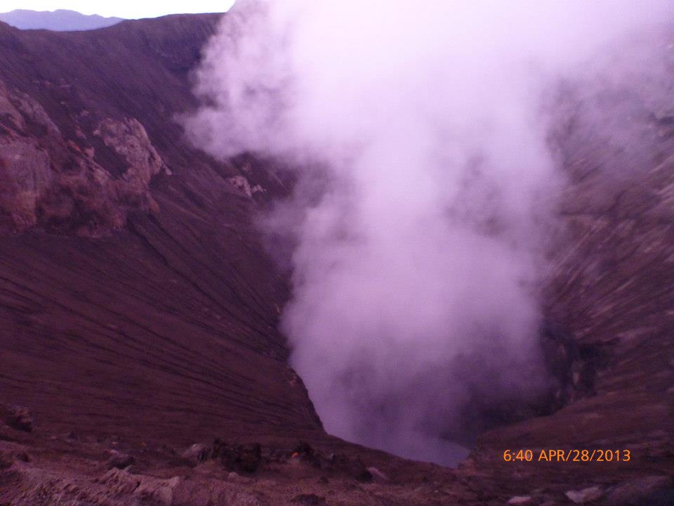 Looking into the crater, right on the other side