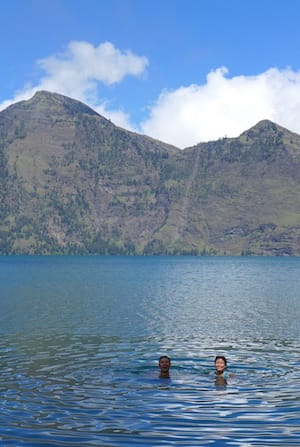 rinjani-lake-swimming