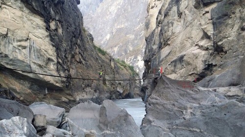 Tiger-Leaping-Gorge-bridge