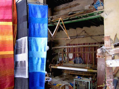 fes-scarves-weaving